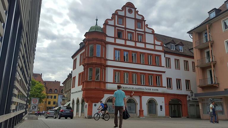 Die Zentrale der Fürstlich Castell'schen Bank liegt in Würzburg am Unteren Markt.