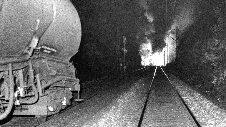 Die größte Gefahr gebannt war kurz nach Mitternacht, nachdem es gelungen war, die anderen Kesselwagen von den brennenden Waggons (im Hintergrund) abzukoppeln und wegzuschleppen.