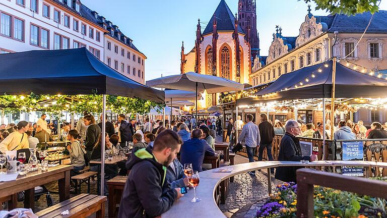 Bis zu 100.000 Besucherinnen und Besucher werden beim diesjährigen Weindorf in Würzburg erwartet.