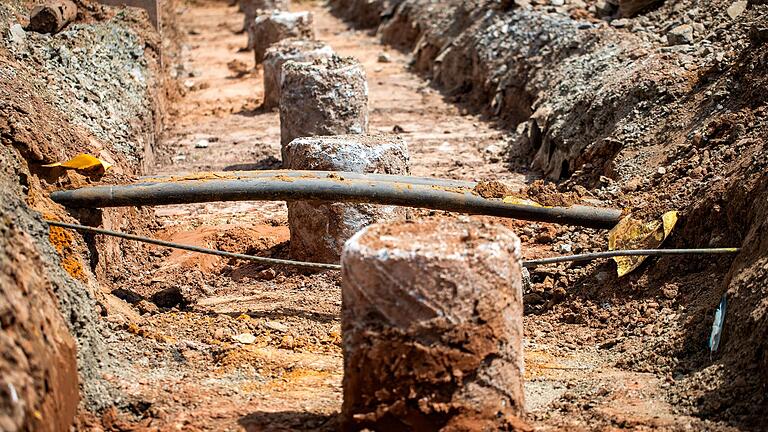 Mehrere Leitungen, darunter für Gas und Telekommunikation von der Telekom, waren für die Verspätung an der Baustelle verantwortlich.