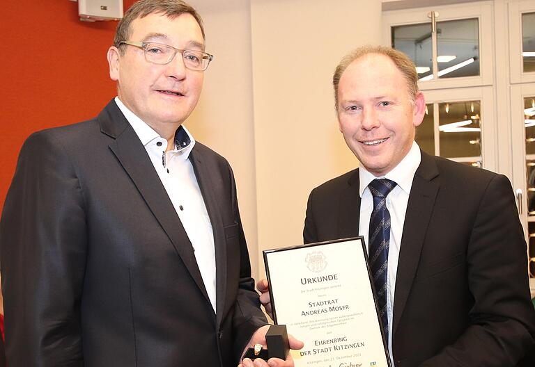 Oberbürgermeister Stefan Güntner (rechts) ehrte Stadtrat Andreas Moser (beide CSU) für 15 Jahre im Stadtrat.