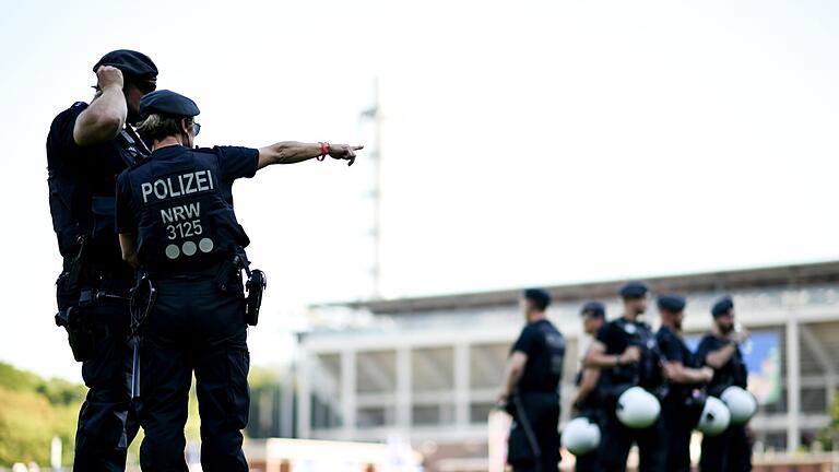 Polizei vor dem Kölner Stadion       -  Die Sicherheit rund um Stadien und in den Arenen ist immer wieder Thema.