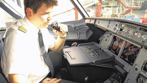 Im Airbus: Flugkapitän Thomas Einwag holt sich nach umfassender Flugvorbereitung im Cockpit seiner Maschine die Starterlaubnis vom Tower.