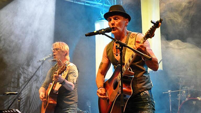 Volles Gleis bei &bdquo;Schwoof in den Mai&ldquo;       -  (etz)   Einen schöneren Start in den Mai hätte man sich wohl kaum wünschen können, als gemeinsam in den Wonnemonat zu schwoofen, ein wenig zu rocken und bei Musik aus der guten, alten Zeit in Erinnerungen zu schwelgen. Und das inmitten lauter guter Freunde, die der Einladung ins &bdquo;Gleis 13&ldquo; gefolgt waren. Mit Claus Mathias und Harry Davids alias &bdquo;Voice-2-Voice&ldquo; (Bild), zwei Entertainer mit Leib und Seele, starte der große Tanzabend im Messezentrum an der Bahn. &bdquo;Take it easy&ldquo; hieß es dann bei Franz Herbert und seinen Mannen von &bdquo;Lucky's Good Stuff&ldquo;, die &bdquo;The wild Horses&ldquo; auf der Bühne zähmten. Südstaatenrock und Oldie Legenden luden regelrecht zum ultimativen &bdquo;Tanz mit Hüftschwung&ldquo; ein, und es herrschte einfach eine Riesen-Partystimmung. Die &bdquo;Jets&ldquo; rundeten dann das Bühnenprogramm perfekt ab, bevor Soundmanager und Gleis-13-Techniker Wolfgang Bogendörfer in seine musikalische Schatzkiste griff und als DJ bis in die frühen Morgenstunden für beste Unterhaltung sorgte.