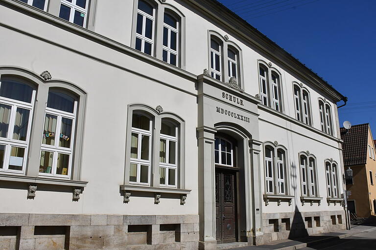 Alte Schule Röttingen: Die Vorbereitungen für den Umbau laufen. Alte Schule Röttingen: Die Vorbereitungen für den Umbau laufen.