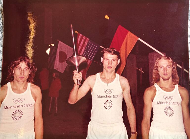 Otto Kremer (Mitte) trug das Olympische Feuer mit seinen Begleitläufern vom FSV Krum damals durch Ziegelanger.