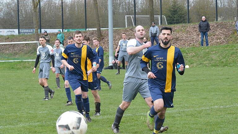 Mit einem Eigentor von Chris Bahn (rechts) begann das Derby denkbar unglücklich für den FC Wittershausen. Und endete auch so, denn Alexander Zülch (2. von rechts) gewann knapp mit der SG Hassenbach. - Mit einem Eigentor von Chris Bahn (rechts) begann das Derby denkbar unglücklich für den FC Wittershausen. Und endete auch so, denn Alexander Zülch (2. von rechts) gewann knapp mit der SG Hassenbach. Mit einem Eigentor von Chris Bahn (rechts) begann das Derby denkbar unglücklich für den FC Wittershausen. Und endete auch so, denn Alexander Zülch (2. von rechts) gewann knapp mit der SG Hassenbach. - Mit einem Eigentor von Chris Bahn (rechts) begann das Derby denkbar unglücklich für den FC Wittershausen. Und endete auch so, denn Alexander Zülch (2. von rechts) gewann knapp mit der SG Hassenbach.