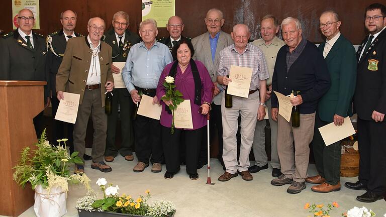 Für ihre 60-jährige Treue zum Verein wurden Burkard Zorn, Gerhard Keller, Karl Krapf, Ewald Häuslein, Achim Schindler, Siglinde Stollberger, Gerhard Göbel, Dieter Schwab, Herbert Winkler und Herbert Thoma geehrt. Es gratulierten 2. Schützenmeister Georg Wehr, 1. Schützenmeister Erich Zorn und 1. Gauschützenmeister Andreas Kleineberg. Für ihre 60-jährige Treue zum Verein wurden Burkard Zorn, Gerhard Keller, Karl Krapf, Ewald Häuslein, Achim Schindler, Siglinde Stollberger, Gerhard Göbel, Dieter Schwab, Herbert Winkler und Herbert Thoma geehrt. Es gratulierten 2. Schützenmeister Georg Wehr, 1. Schützenmeister Erich Zorn und 1. Gauschützenmeister Andreas Kleineberg.