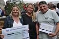 Spendenübergabe im Rahmen der Benefizveranstaltung mit (von links): Viola von Brunn, Michaela Hammer und Kilian Barthel.