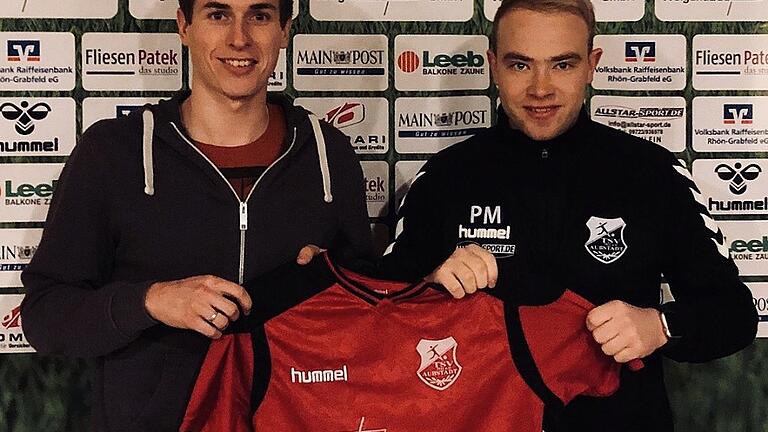 Ab kommender Saison trägt Daniel Fürst (links) das Trikot des TSV Aubstadt (rechts Pressesprecher Philipp Müller).