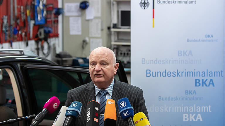 Peter Henzler, Vizepräsident beim Bundeskriminalamt (BKA), gab auf einer Pressekonferenz einen Überblick über die Razzien vom Mittwochmorgen.