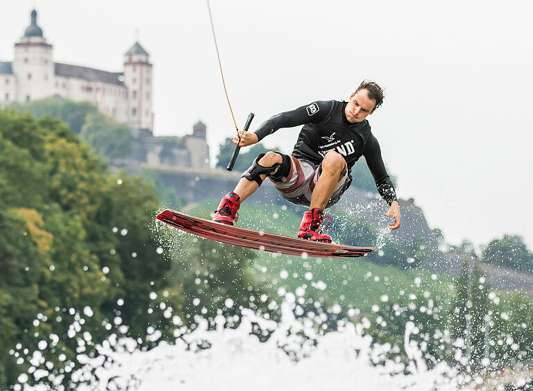 Große Akrobatik mit einem Brett: das Wakeboarding-Event auf dem Main. Große Akrobatik mit einem Brett: das Wakeboarding-Event auf dem Main.