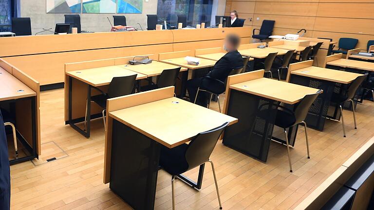 Zwangspause im Würzburger Prozess um den Tod eines Babys aus dem Landkreis Main-Spessart: Das Gericht braucht einen Gutachter, ehe es weitermachen kann. Im Bild, gepixelt, der Angeklagte am ersten Prozesstag.&nbsp;