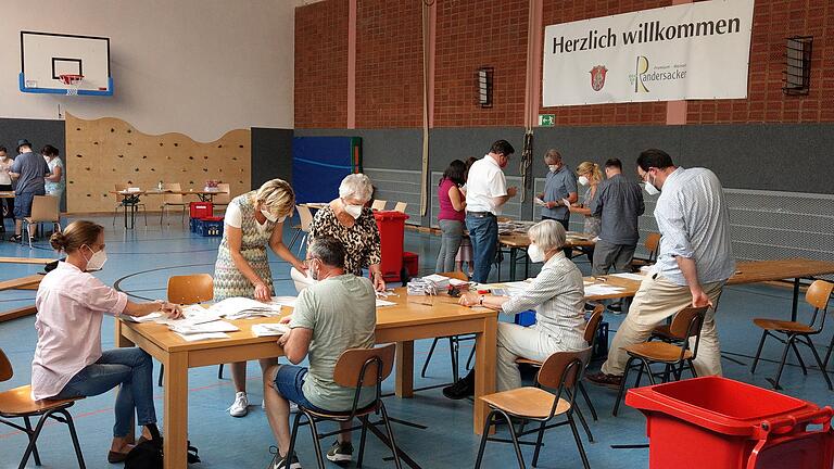 Wahlhelfer bei der Auszählung: Die Randersackerer haben sich per Bürgerentscheid gegen den neuen Steinbruch in Lindelbach ausgesprochen.