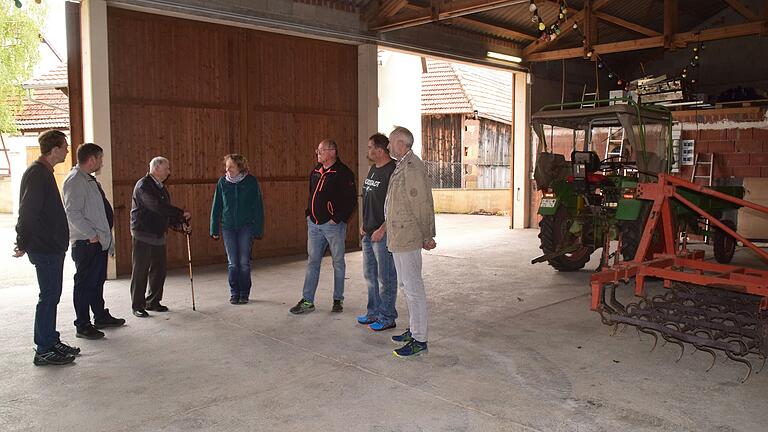 In der Halle darf Hans Zilk weiterhin seine Geräte unterstellen und Holz lagern.