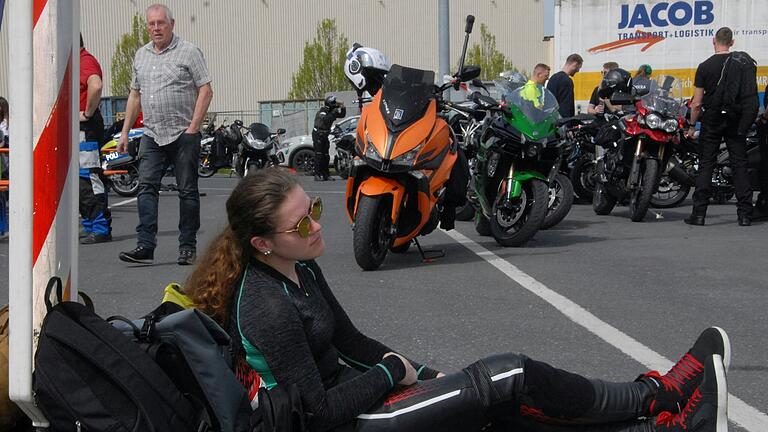 Larissa Weidinger aus Würzburg, die gerade ihrer Führerschein macht, nahm beim Motorrad-Sicherheitstraining in Iphofen praktischen Anschauungsunterricht.