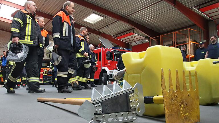 Unterschiedliche Einsatz-Tools zur Vegetations- oder Waldbrandbekämpfung lernten Einsatzkräfte von Landkreis-Feuerwehren und THW bei einem Workshop kennen.