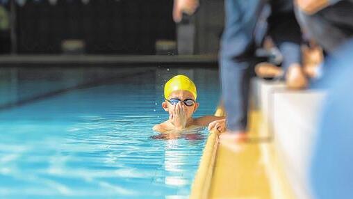 Angstfrei planschen: Schwimmunterricht ist Teil des Lehrplans im Fach Sport. Doch nach Angaben der DLRG sind nur rund 50 Prozent der Zehnjährigen sicher im Wasser.