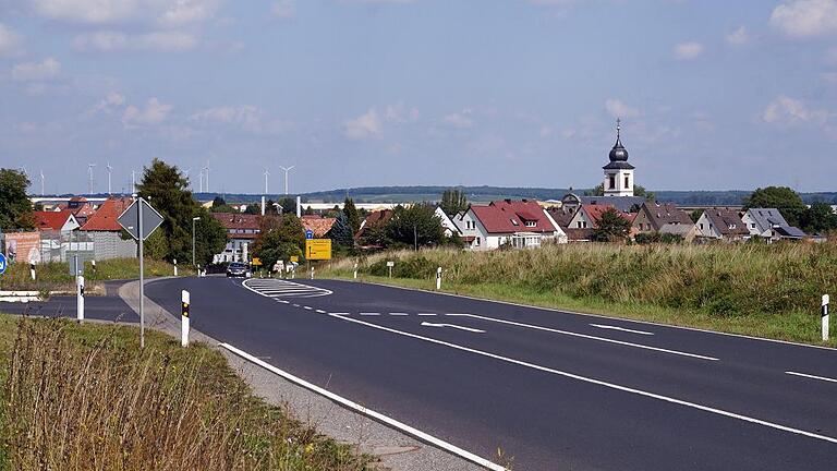 Blick auf die B 19 und Unterpleichfeld aus Richtung Würzburg. Weitere Ampelanlage am künftigen Gewerbegebiet und an der Abzweigung nach Oberpleichfeld sind für die Gemeinde wünschenswert. Foto: Irene Konrad