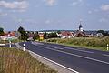 Blick auf die B 19 und Unterpleichfeld aus Richtung Würzburg. Weitere Ampelanlage am künftigen Gewerbegebiet und an der Abzweigung nach Oberpleichfeld sind für die Gemeinde wünschenswert. Foto: Irene Konrad