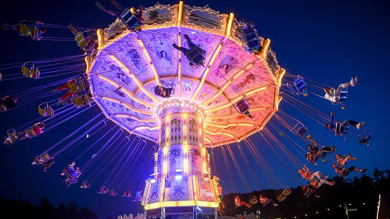 Ein Kettenkarussell darf auf keinen Jahrmarkt fehlen: Hier auf der Laurenzi-Messe in Marktheidenfeld.