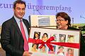 Ministerpräsident Markus Söder überreicht Barbara Stamm einen Bilderrahmen mit Autogrammkarten aus mehr als vier Jahrzehnten Politik.