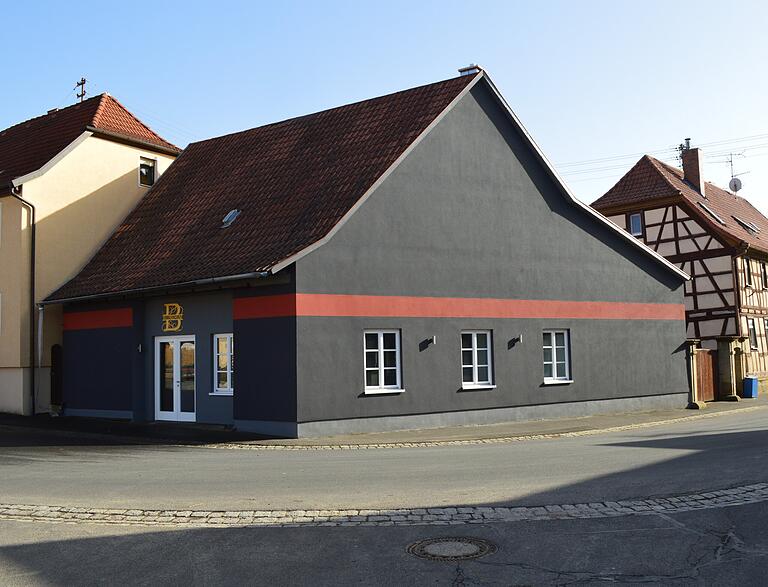 Neuer Hingucker in Trappstadt: Aus der ehemaligen Bullenscheune wurde eine Brennscheune. Die Idee hatte Mathias Gerstner, der vor etwa mehr als zehn Jahren seine Leidenschaft für das Brennen entdeckte.