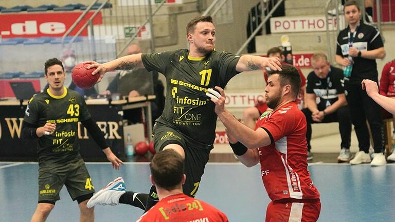 Kapitän Patrick Schmidt (am Ball) und die Zweitliga-Handballer der DJK Rimpar Wölfe (links Benedikt Brielmeier) boten dem ASV Hamm-Westfalen in der Westpress Arena einen packenden Kampf.