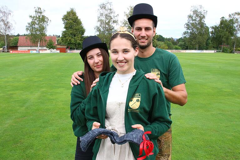 Die Schwarzier Hauptpersonen am Kirchweihsonntag (von links): Neu-Predigerin Laura Kleedörfer, Weinprinzessin und Kirchweih-Mädel Merle Buchinger mit den legendären Schwarzier Kirchweihsocken in der Hand und Prediger Jonas Kleedörfer. Die Schwarzier Hauptpersonen am Kirchweihsonntag (von links): Neu-Predigerin Laura Kleedörfer, Weinprinzessin und Kirchweih-Mädel Merle Buchinger mit den legendären Schwarzier Kirchweihsocken in der Hand und Prediger Jonas Kleedörfer.