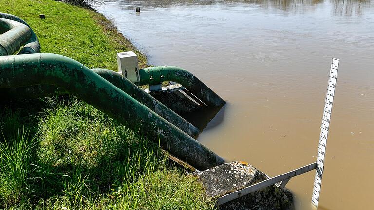 Im Sommer werden größere Mengen Mainwasser gebraucht als im Winter, um das Kraftwerk zu kühlen.