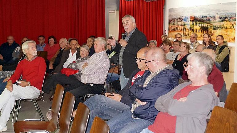 Eugen Drescher aus Bergtheim lobte und tadelte beim Info-Abend im Mehrzweckraum der Willi-Sauer-Halle die Bürgerinitiative. Es sei viel passiert seit der Gründung im Oktober 2013, aber Kritik gebe es auch. Foto Irene Konrad