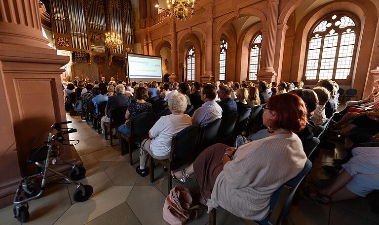 Verantwortung für die Pflege müsse die gesamte Gesellschaft übernehmen, forderte der Sozialwissenschaftler Prof. Ernst Engelke vor mehr als 250 Gästen in der Würzburger Neubaukirche. Verantwortung für die Pflege müsse die gesamte Gesellschaft übernehmen, forderte der Sozialwissenschaftler Prof. Ernst Engelke vor mehr als 250 Gästen in der Würzburger Neubaukirche. 