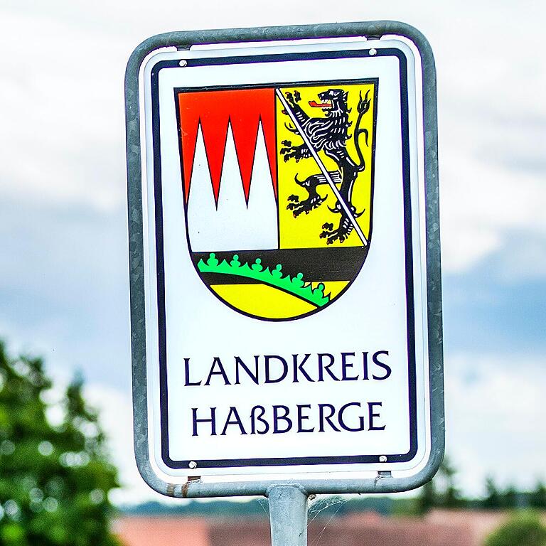 Das Wappen des Landkreises Haßberge ist aus verschiedenen Elementen zusammengesetzt, die auf die historische Zugehörigkeit der Region hindeuten. Der fränkische Rechen steht für das Hochstift Würzburg, der Löwe für das Hochstift Bamberg und der Rautenkranz für das Herzogtum Sachsen-Coburg, zu dem Königsberg einst gehörte.