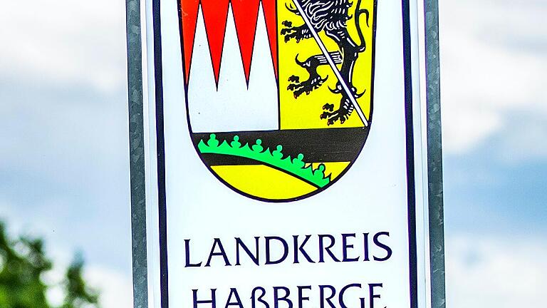 Das Wappen des Landkreises Haßberge ist aus verschiedenen Elementen zusammengesetzt, die auf die historische Zugehörigkeit der Region hindeuten. Der fränkische Rechen steht für das Hochstift Würzburg, der Löwe für das Hochstift Bamberg und der Rautenkranz für das Herzogtum Sachsen-Coburg, zu dem Königsberg einst gehörte.