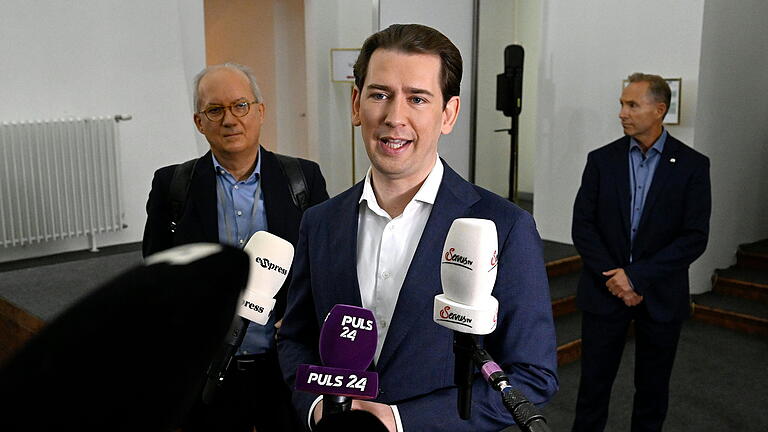 Ibiza-Untersuchungsausschuss - Sebastian Kurz.jpeg       -  Was vom Ruhm übrig blieb: Der frühere Kanzler Sebastian Kurz wird im August 2022 am Rande des ÖVP-Untersuchungsausschusses zu den Korruptionsvorwürfen von Journalisten befragt.