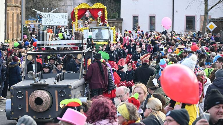 Der Faschingsumzug in Schallfeld zog im vergangenen Jahr viele Schaulustige an.