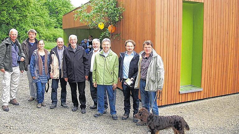 Auftakt mit Richtfest: An der Bildeiche gab Regierungspräsident Paul Beinhofer den Startschuss für die Bayern Tour Natur in Unterfranken. Zuvor wurde Richtfest für den Info-Pavillon im Hintergrund gefeiert.