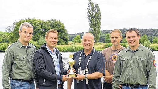 Königskarpfen wog 3300 Gramm       -  (fr)   Beim Preisangeln der Sportfischervereinigung Wipfeld am Baggersee zog Thomas Andres einen 3300 Gramm schweren Karpfen an Land. Es war der größte Fang, und Andres wurde damit Angelkönig. Roger Ditter und Vorsitzender Joachim Fritz (von links) überreichten ihm den Vereinspokal. Seewart Christian Krapf und zweiter Vorsitzender Sebastian Pabst gratulierten Andres, der nun für ein Jahr die Königskette tragen darf. Die Sportfischervereinigung hat 62 Mitglieder, darunter sind 25 aktive Angler. Der 1984 gegründete Verein feiert am Wochenende sein traditionelles Fischfest am Dorfbrunnen. Das Fest beginnt am Samstag, 12. Juli, um 16 Uhr. Am Sonntag, 13. Juli, ist ab 11 Uhr Frühschoppen. Zum Mittagessen gibt es Fischgerichte und Spezialitäten wie Meefischli.