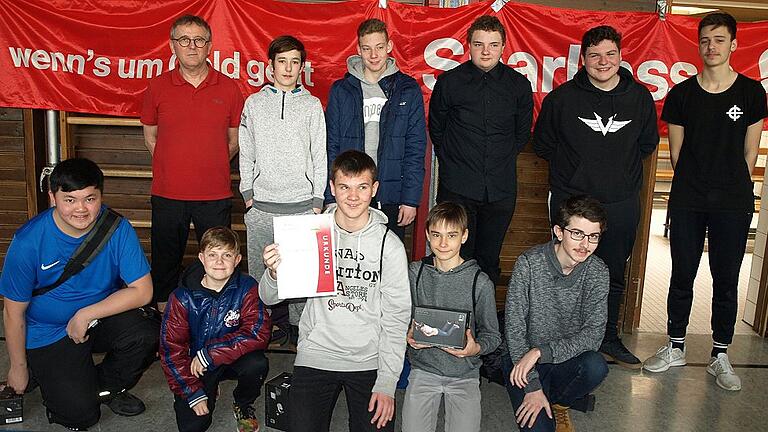 Die Zeiler Schwimmer haben sich im Schulverbund mit Eltmann und Ebelsbach zusammengeschlossen. In der Wettkampfklasse der Jungen III/2 erzielten sie vor Ebern den 1. Platz. Ihre Betreuer waren Alfred Junker und Tina Fenn.