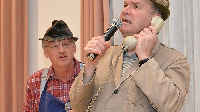 Auch &bdquo;Eustach und Gotthold&ldquo; (Martin Wachenbrönner und Fredi Breunig, von links) machten bei der Mundart-Rallye in Mühlbach, Mittelstreu, Reichenbach und Wargolshausen je einen &bdquo;Boxenstopp&ldquo;.