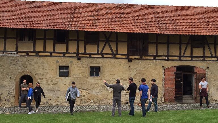 Den baulichen Besonderheiten der alten Stallungen und Nebengebäude gehen die Studenten, aufgeteilt in Dreier-Teams, eine Woche lang auf den Grund.