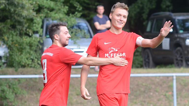 Bereits 13-mal war Tim Strohmenger (rechts) in dieser Saison nach erzielten Toren der Adressat von Glückwünschen. So wie hier am 25. August nach dem 1:0 gegen den FC Wiesenfeld-Halsbach, für das ihn der Teamkollege Robert Erfurt feiert.