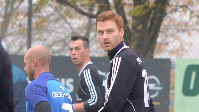 Hat auf dem Feld alles im Blick: Spielertrainer Martin Holzmann vom FV Helmstadt, hier am vergangenen Sonntag beim 0:0 in Steinmark.