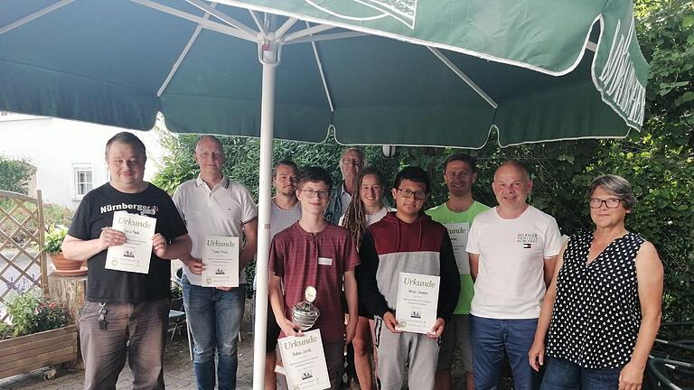 Die Teilnehmer und Sieger der 3. Offenen Stadtmeisterschaft für Hobbyschachspieler: (vorne, von links) Pascal Frayda, Thomas Miholic (2. Platz) Bastian Schmitt (1. Platz), Adrian Conizores, Günter Scheuring (Sportreferent der Stadt Münnerstadt), Barbara Merkle (1. Vorsitzende), (hinten, von links): Jens Staufenbiel, Claude Foornier, Rosalie Heer und Tino Wenzel (3.Platz). Es fehlt: Abdulrahman Sikhmousa. Foto: Claudia Reichert       -  Die Teilnehmer und Sieger der 3. Offenen Stadtmeisterschaft für Hobbyschachspieler: (vorne, von links) Pascal Frayda, Thomas Miholic (2. Platz) Bastian Schmitt (1. Platz), Adrian Conizores, Günter Scheuring (Sportreferent der Stadt Münnerstadt), Barbara Merkle (1. Vorsitzende), (hinten, von links): Jens Staufenbiel, Claude Foornier, Rosalie Heer und Tino Wenzel (3.Platz). Es fehlt: Abdulrahman Sikhmousa. Foto: Claudia Reichert