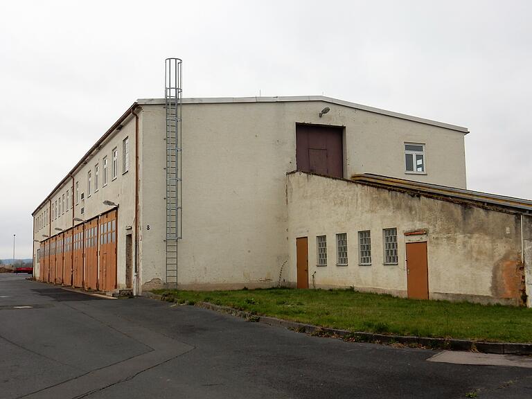 Das Gebäude 8 im Motorpool an der B 303. Im Obergeschoss stehen die Oldtimer. Das Gebäude 8 im Motorpool an der B 303. Im Obergeschoss stehen die Oldtimer.