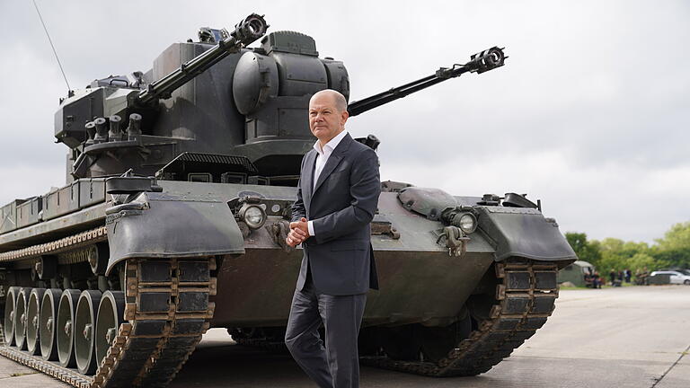 Ein Jahr Krieg in der Ukraine - Scholz' Zeitenwende.jpeg       -  Bundeskanzler Olaf Scholz (SPD) vor einem Flugabwehrkanonenpanzer Gepard. Gerät sein Versprechen, mehr in die Verteidigung zu investieren, ins Wanken?