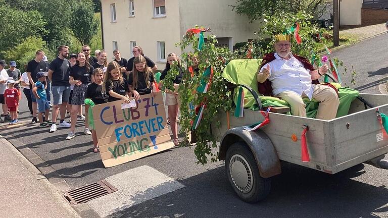 Der Gründervater als Club-König: Günther Holzheimer, der vor 50 Jahren maßgeblich an der Gründung des Club '74 in Schmalwasser beteiligt war, wurde bei einem kleinen Festzug durchs Dorf gefahren. Der Gründervater als Club-König: Günther Holzheimer, der vor 50 Jahren maßgeblich an der Gründung des Club '74 in Schmalwasser beteiligt war, wurde bei einem kleinen Festzug durchs Dorf gefahren.