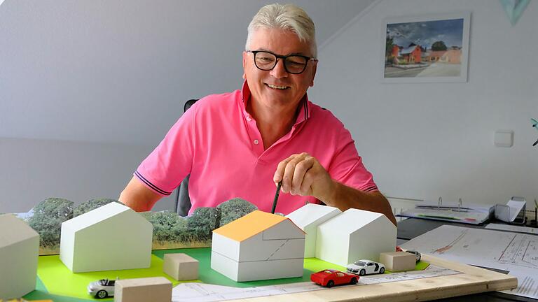 Hans-Bernd Bader und sein Projekt eines privaten Baugebietes in Aubstadt. Es soll jungen Menschen ein Eigenheim zu vertretbaren Kosten ermöglichen. Hans-Bernd Bader und sein Projekt eines privaten Baugebietes in Aubstadt. Es soll jungen Menschen ein Eigenheim zu vertretbaren Kosten ermöglichen.