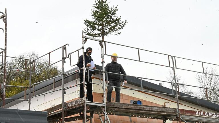 Mit dem passenden Richtspruch von Zimmerer Andre Schreiber (links) und lobenden Worten von Bürgermeister Bernd Korbmann vollzog man das Richtfest des neuen Kindergartens in Altertheim. Mit dem passenden Richtspruch von Zimmerer Andre Schreiber (links) und lobenden Worten von Bürgermeister Bernd Korbmann vollzog man das Richtfest des neuen Kindergartens in Altertheim.