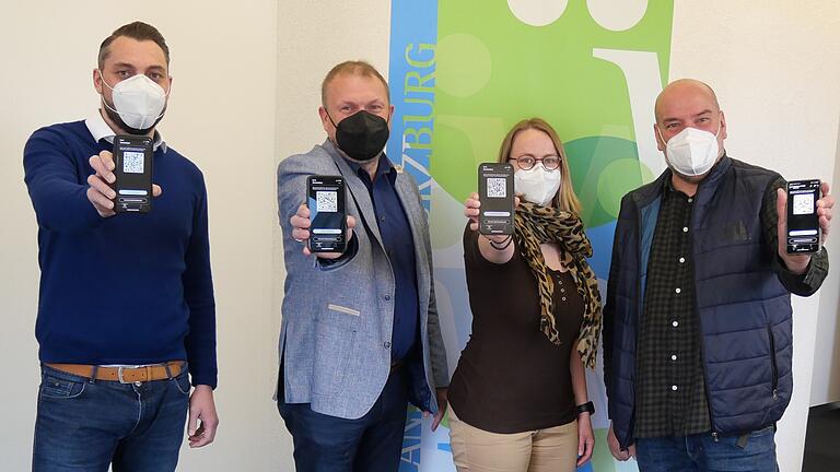 Landrat Thomas Eberth (2.v.l) und seine Mitarbeiter (von links nach rechts) André Feil, Sarah Eitelwein und Paul Justice haben sich die kostenfreie Luca-App zur Kontaktnachverfolgung schon heruntergeladen. Ab kommenden Montag, 3. Mai, ist die digitale Kontaktnachverfolgung möglich. Landrat Thomas Eberth (2.v.l) und seine Mitarbeiter (von links nach rechts) André Feil, Sarah Eitelwein und Paul Justice haben sich die kostenfreie Luca-App zur Kontaktnachverfolgung schon heruntergeladen. Ab kommenden Montag, 3. Mai, ist die digitale Kontaktnachverfolgung möglich.